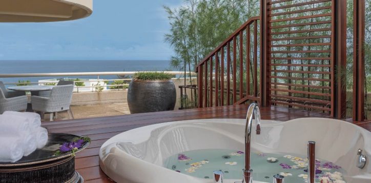 deluxe-suite-seaview-1800-x-646_16_11zon