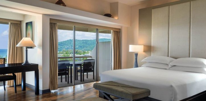 _executive-suite-bedroom-1800-x-646-1_1_11zon