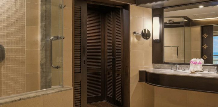 _executive-suite-bedroom-1800-x-646_4_11zon