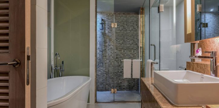 hilton-deluxe-suite-bathroom-v2-2-2