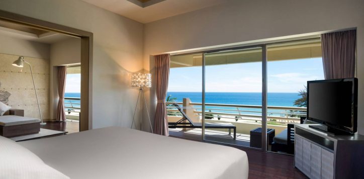 hilton-deluxe-suite-bedroom-angle-1-v2-3-2
