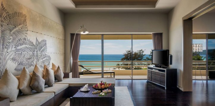 hilton-deluxe-suite-living-room-v2-2-2