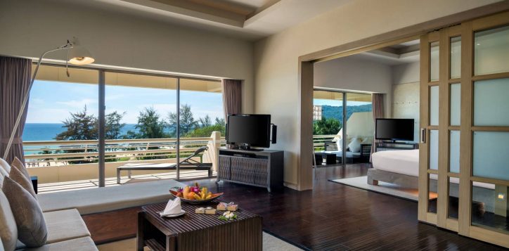 hilton-deluxe-suite-living-roombedroom-v2-2-2