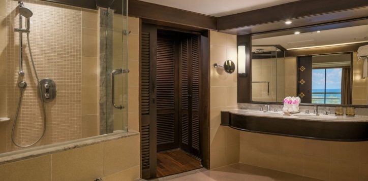 hilton-suite-bathroom-v2-2-2