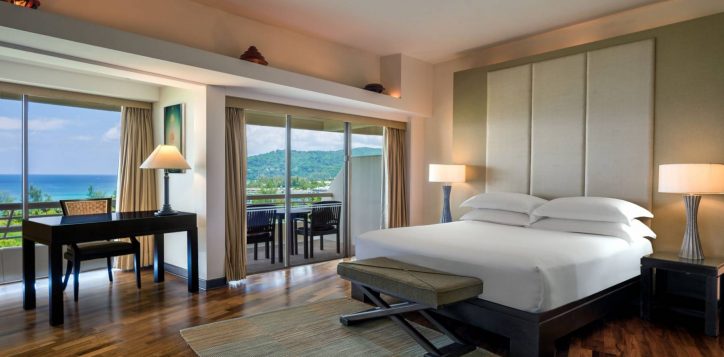 hilton-suite-bedroom-angle-1-v2-2-2
