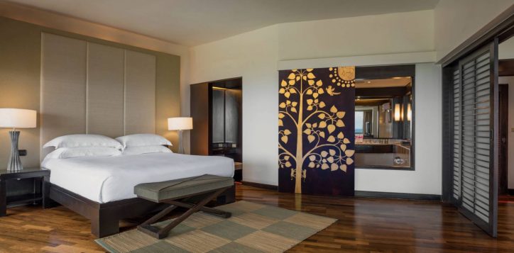 hilton-suite-bedroom-angle-2-v2-2-2