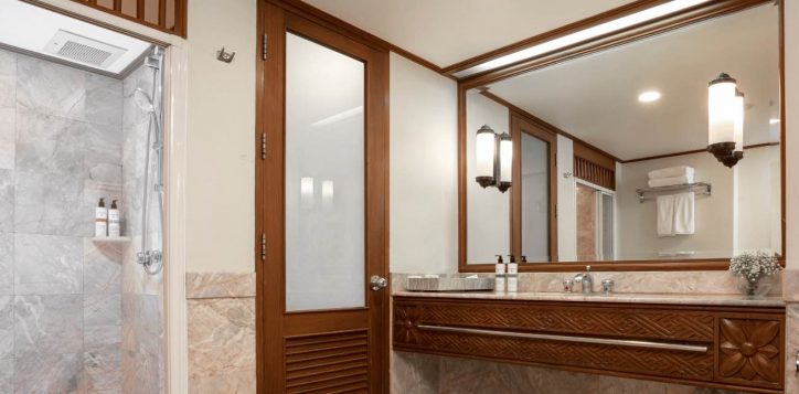superior-suite-bathroom-1800-x-646_44_11zon-2