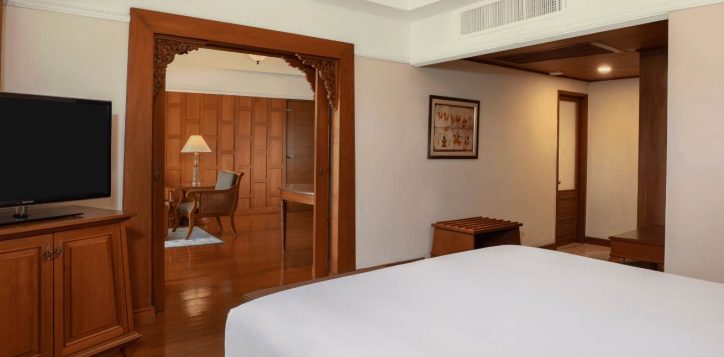 superior-suite-bedroom-1800-x-646_46_11zon-2
