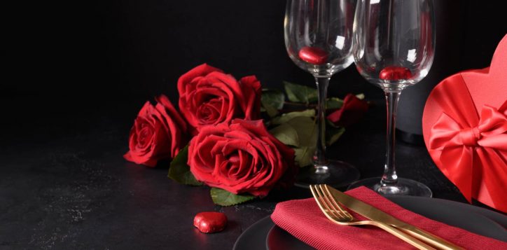 invitation-valentine-s-day-dinner-festive-table-setting-with-romantic-gift-red-roses-black-greeting-card-with-copy-space-2