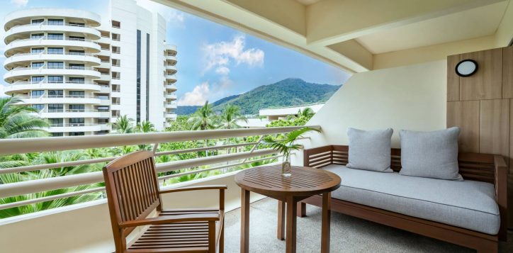 deluxe-king-garden-view-balcony-2-2