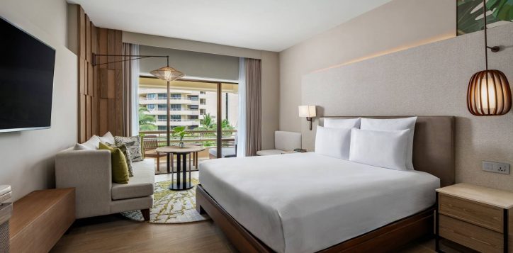 deluxe-king-garden-view-bedroom_01-2-2