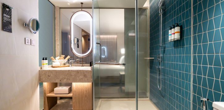 deluxe-sea-view_bathroom_1-2