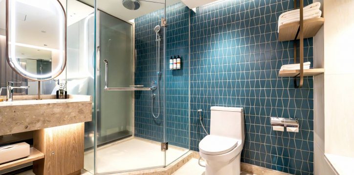 deluxe-sea-view_bathroom_2-2