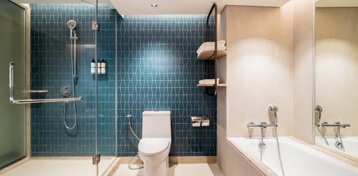 deluxe-sea-view_bathroom_3-2-2