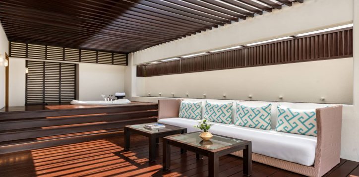 deluxe-suite-sea-view_balcony-2-2