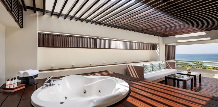 deluxe-suite-sea-view_jacuzzi-2-2