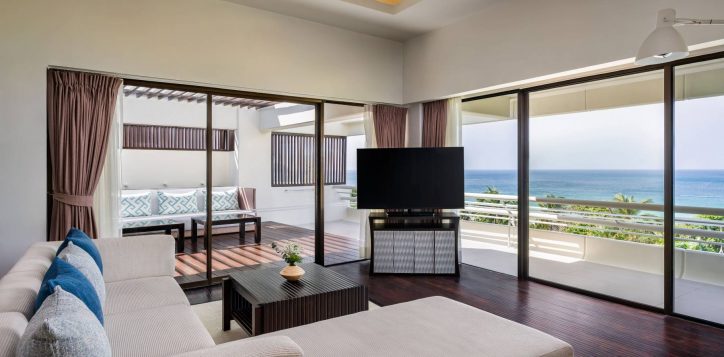 deluxe-suite-sea-view_living-room-2-2