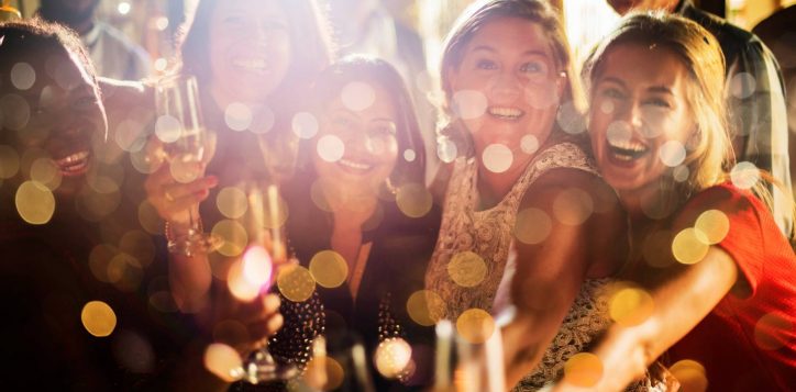 friends-celebrating-new-years-eve-2